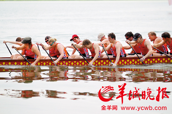 端午肇庆斗百草射五毒 顺德外国龙舟队激情开