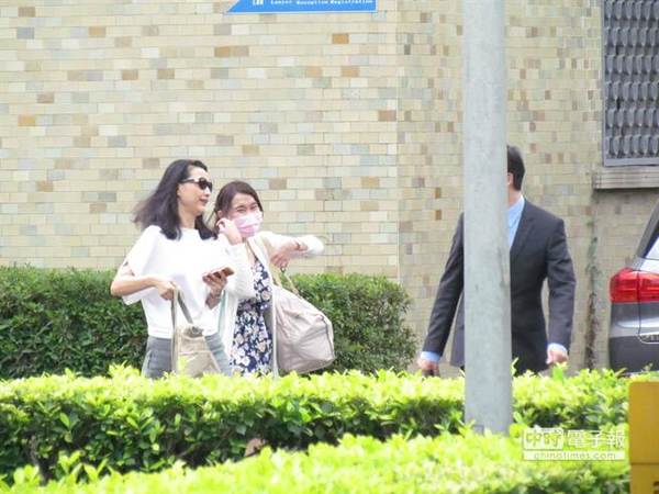 赵藤雄长媳（左一）与魏春雄女儿（中）今上午到台北看守所送日常用品与个人药物。  图片来源：台湾“中时电子报”