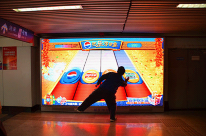 基美传媒:地铁广告LED大屏玩转《节奏大师》