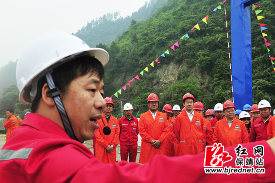 工作人员向领导和来宾介绍保靖页岩气2井施工情况 摄影 彭司进
