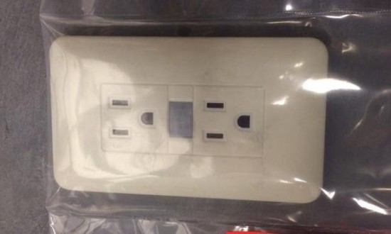 图为安德鲁在女厕中安装的伪装后的摄像头。