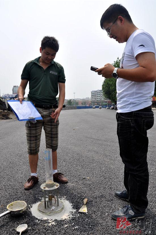 湖南省质检工作人员正在对桥梁数据进行检测。