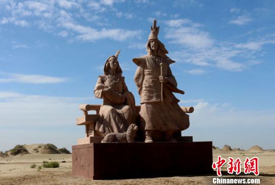 图为“巨人之家”雕塑。　李江帆　摄