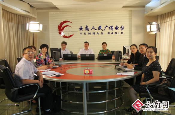 张笑春率卫生厅有关处室负责人回应网友提问