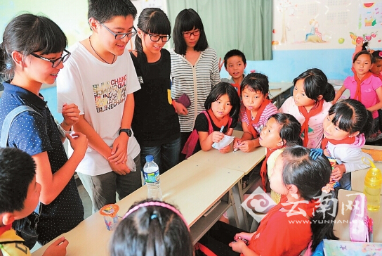 昆明师大附中学生给小学生补课 一节课提前准