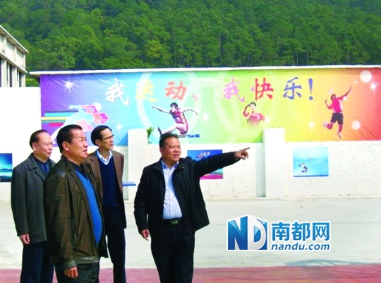 海宴华侨农场党委书记廖立新(右一)工作图片。 海宴华侨农场供图