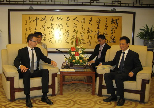 外交部副部长王超会见匈牙利总理府国务秘书西