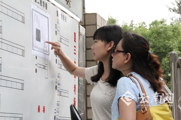 6日下午昆三十中考点外,考生和家长正在看考场