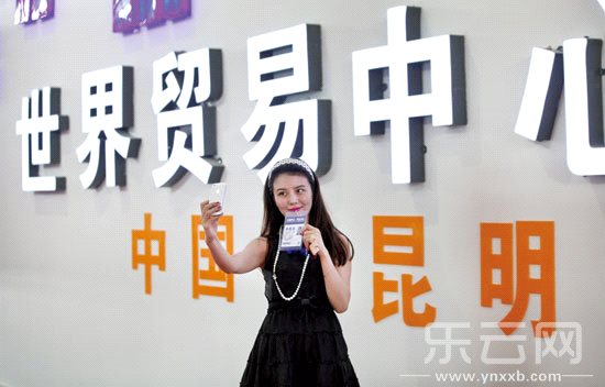 一美丽游客在“世界贸易中心”前自拍留影。记者 段玉良 摄