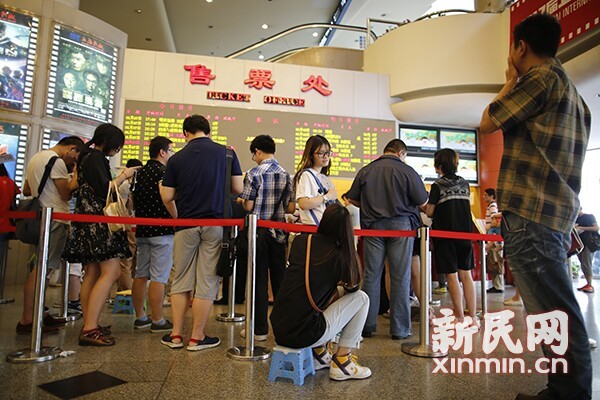 上海电影节今对公众售票 影城前再现通宵排队