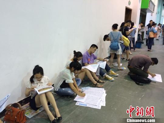 浙江高校招聘进入夜班车模式 迷途学子不受青