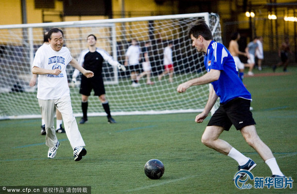 围观不如行动 各国政客大秀足球脚法(高清组图