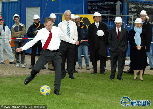 围观不如行动 各国政客大秀足球脚法(高清组图
