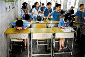 在学校里，小耀艺的课桌还摆放在第一排。