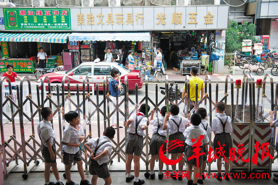 学校门前道路情况复杂又有很多批发市场聚集 羊城晚报记者 王磊 摄