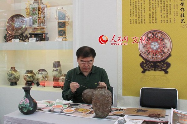 景泰蓝传人钟连盛为作品上色