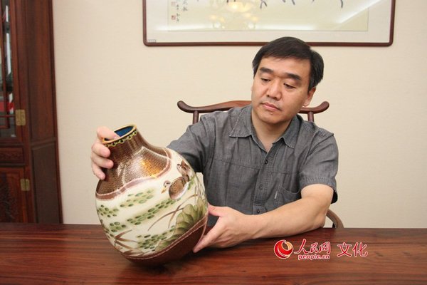 景泰蓝大师钟连盛与作品《荷梦》