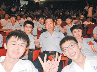 高中穿作文参加留级校服称学生毕业我毕业|v高中清明节校长典礼图片