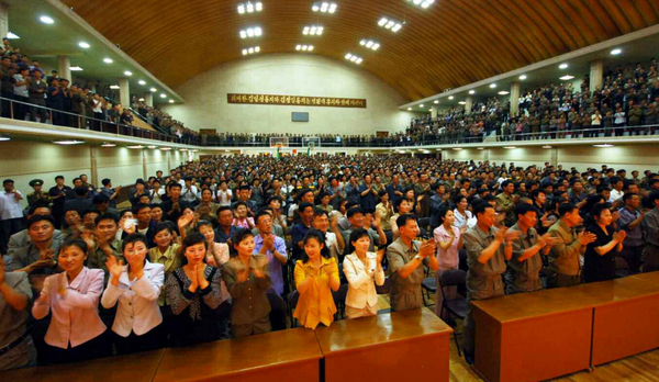 朝鲜功勋国家合唱团为劳动者献唱 观众倍受鼓