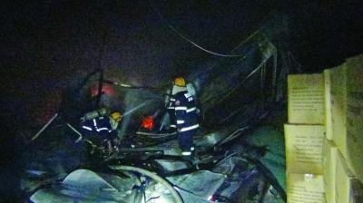 食品厂仓库突发大火 消防队成功处置险情|火势