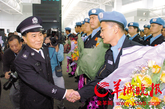 梁国聚迎接维和警察