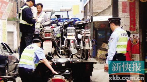 ■禅城警方清查无牌无证摩托车。(资料图片)