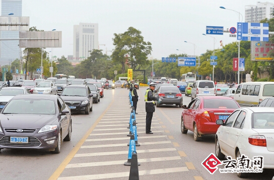 早高峰时，进城方向车流量明显比出城方向的多。