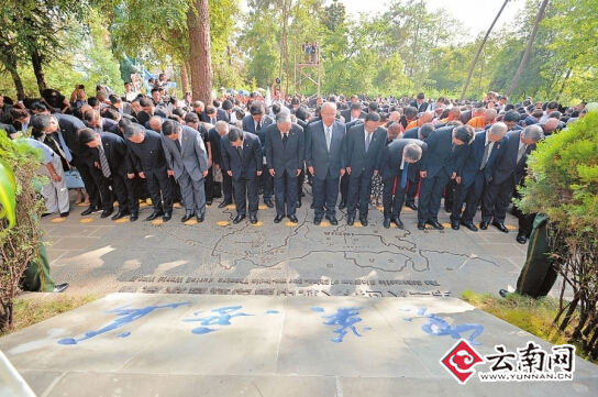 各界人士在中国远征军抗日将士纪念碑前鞠躬