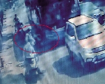 自行车突然刹车,刘先生的电动车撞上去。