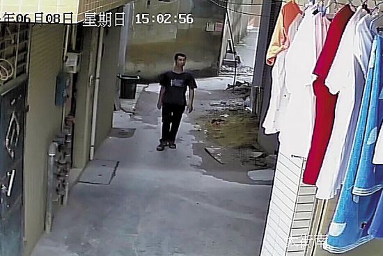 　　监控视频记录下男子偷内衣的过程。