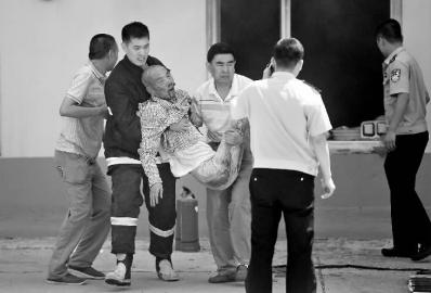 起火屋中救出被困瘫痪老人|老人|王强