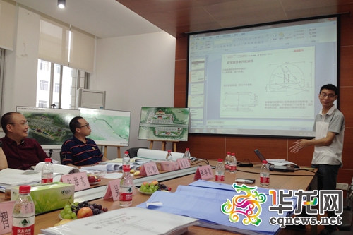 交大学生接受行业专家的答辩指导。 记者 黄军 摄