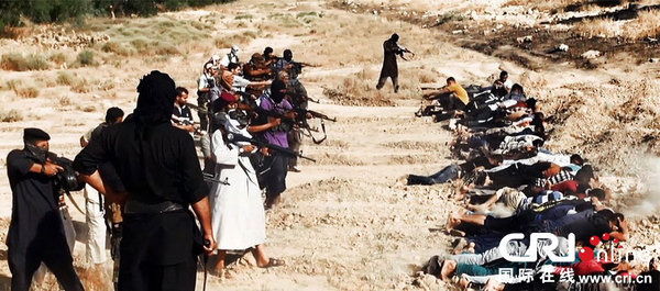 　　当地时间2014年6月14日，伊拉克萨拉赫丁，伊拉克极端武装“伊拉克和黎凡特伊斯兰国”武装人员处决大量俘虏的伊拉克安全部队士兵。　图片来源：CFP