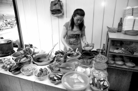 远近闻名的“谭姐酸萝卜”小店坐落于辰溪县城奎星阁旁的一条小巷之内，每天的食客络绎不绝。