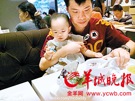 黄毅清前日在微博贴出与女儿的合照，还附上“My dad，my hero”的文字，似乎在宣告对女儿的“主权”