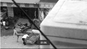 　　男子当街对妻子拳打脚踢  图片来源于网络