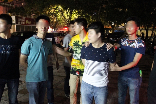 　　“4·08”曾某等特大网络赌博案涉案人员被带离。李绪帅摄影报道