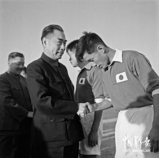 周恩来总理和贺龙副总理接见日本队队员|足球