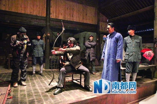 徐皓峰在拍摄现场演示拉弓。