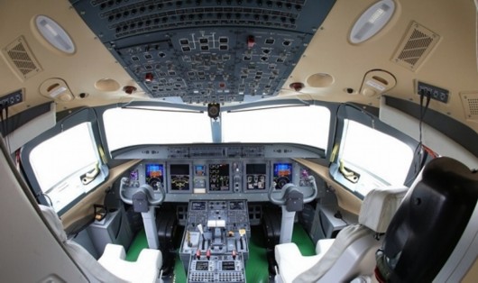 105架机驾驶舱 图片来源:《大飞机》官方微信; arj21-700首架交付机在