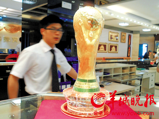 “银镀金”土豪版“大力神杯”