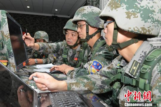 部队人员在演习中使用石家庄陆军指挥学院军事运筹研究中心研发的系统。