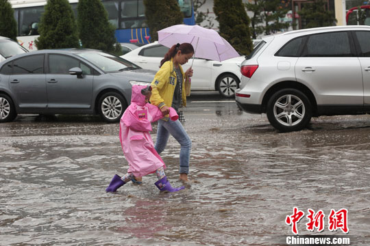中国多地强降雨持续 中央气象台连发暴雨蓝色