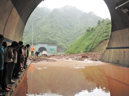 包茂高速麻阳段发生塌方|梁美芝|交警