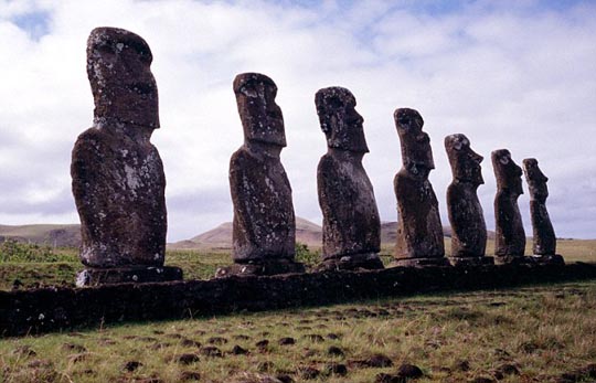 智利复活节岛巨型石像 来源：中国日报网