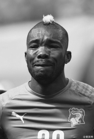 科特迪瓦后卫球场痛哭是因为爸爸死了?