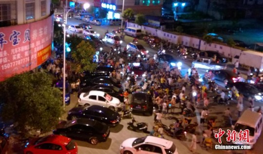 玉林市民与爱狗人士当街激辩该不该吃狗肉|广