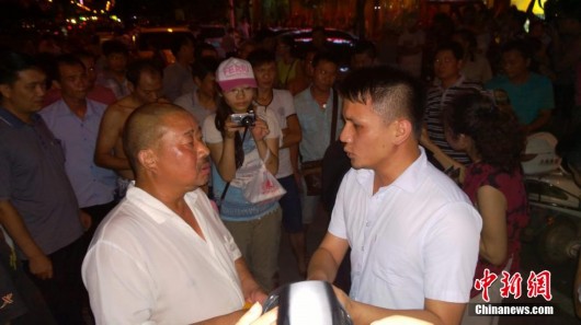 玉林市民与爱狗人士当街激辩该不该吃狗肉(