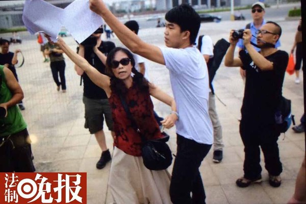 广西玉林：动保人士与市民在政府门口争执
