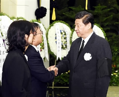 6月22日，王文元同志遗体在北京八宝山革命公墓火化。习近平、张德江、俞正声、刘云山、王岐山、张高丽等前往八宝山送别。这是习近平与王文元亲属握手，表示深切慰问。新华社记者李学仁摄